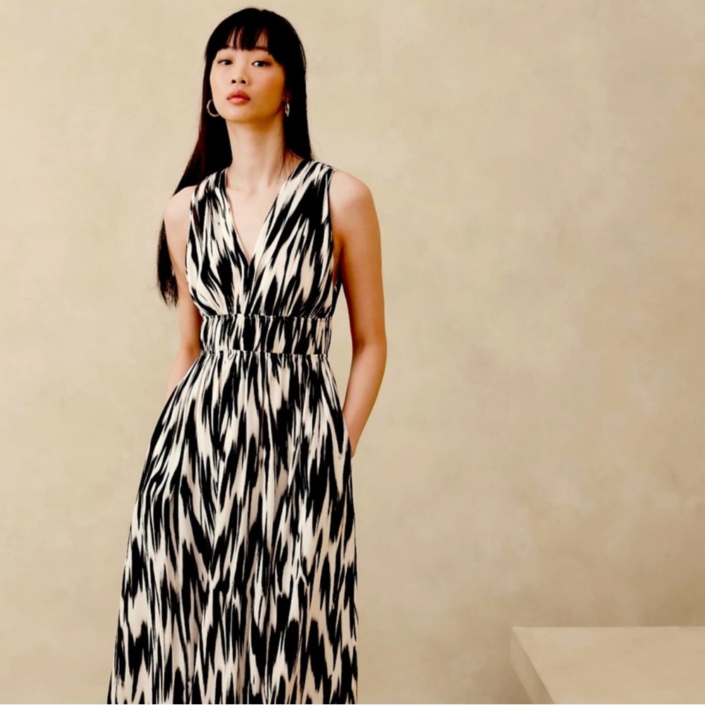 NWT BANANA REPUBLIC CASCADE SILK MAXI DRESS
Best Seller